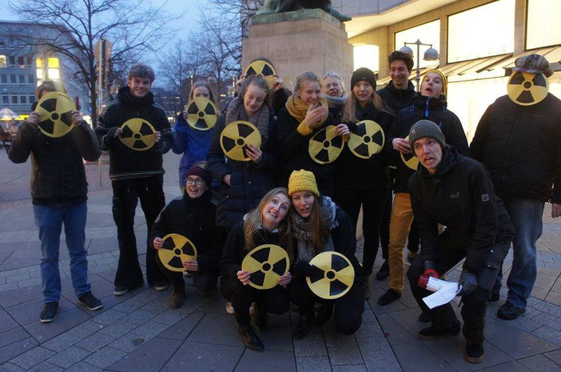 Flashmob (die-in) zum Fukushima-Jahrestag