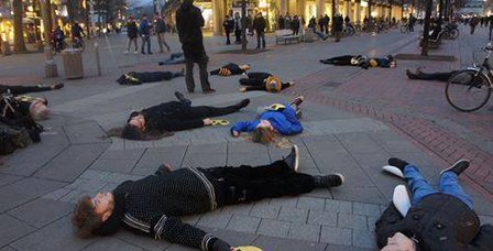 Flashmob (die-in) zum Fukushima-Jahrestag