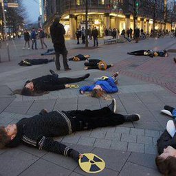 Flashmob (die-in) zum Fukushima-Jahrestag