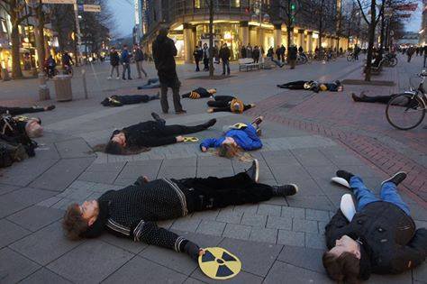Flashmob (die-in) zum Fukushima-Jahrestag