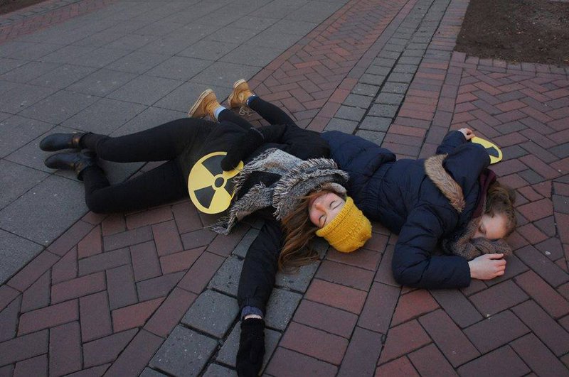 Flashmob (die-in) zum Fukushima-Jahrestag