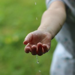 Hand & Wassertropfen