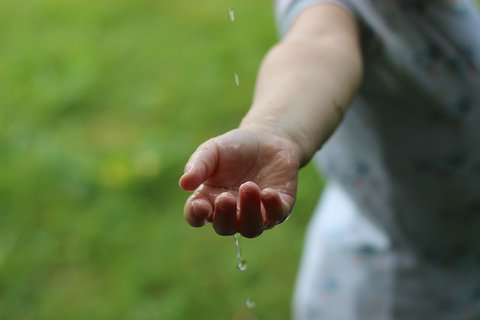 Hand & Wassertropfen